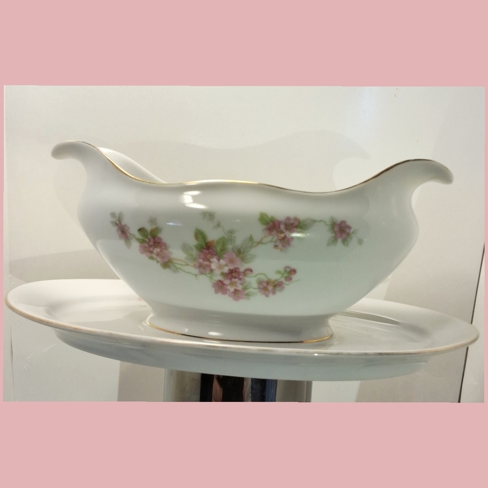Vintage Royal Bayreuth Bavaria Gravy Boat with Underplate – Elegant Floral Patte